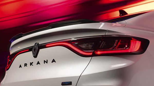 Renault Arkana E-Tech full hybrid - large spoiler, light and E-Tech badge