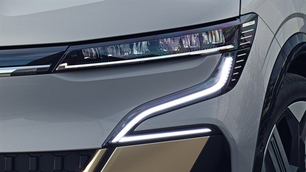 All-new Renault Megane E-Tech 100% electric - new front full lighting signature